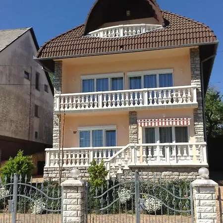 Alom Haz Apartment