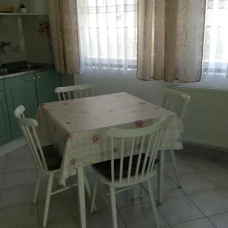 Alom Haz Apartment *
