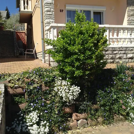 Alom Haz Apartment *